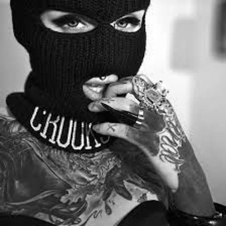 Девушка в маске