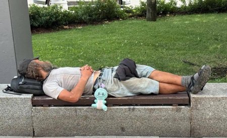 Лежащий бомж