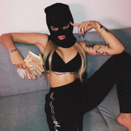 Девушка в Балаклаве