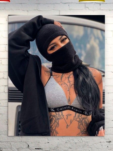 Девушка в балаклаве