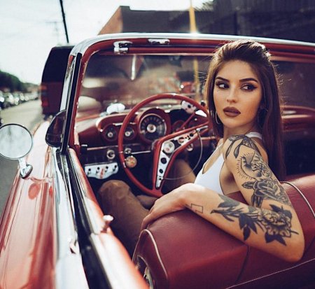 Девушка в тату с машиной