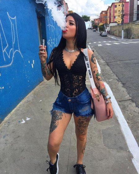Татуированная девушка