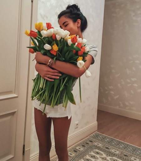 Девушка с тюльпанами без лица