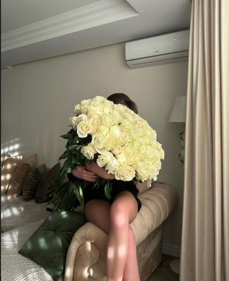 С букетом роз