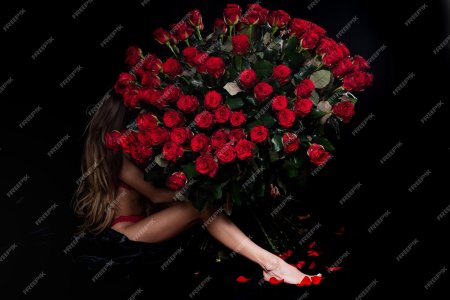 Женщина с букетом роз