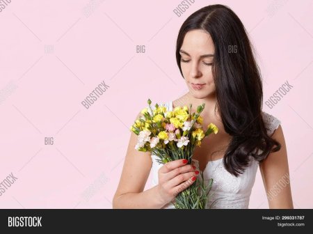 Брюнетка с розовыми розами