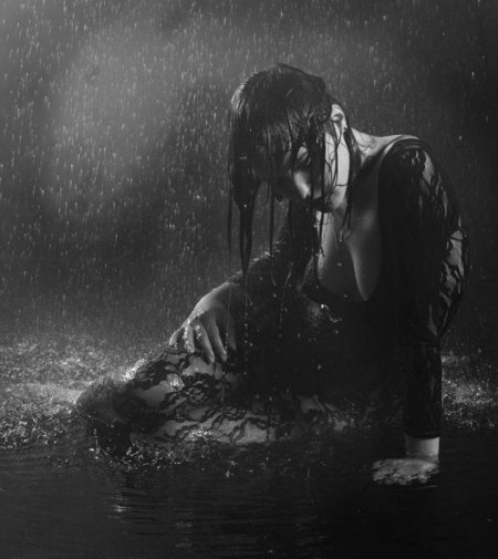 Девушка грустит под дождем