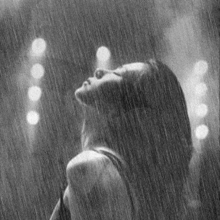 Девушка под дождем