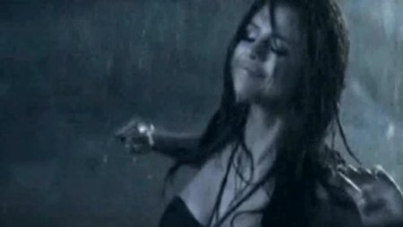 Селена Гомес под дождем гиф