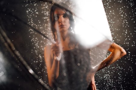 Девушка под дождем