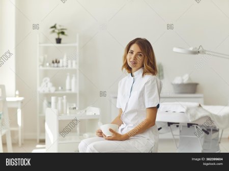 Женщина у косметолога