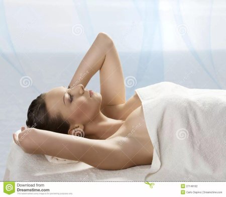 Девушка в полотенце