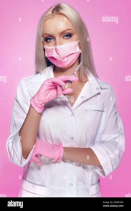 Косметолог со шприцом