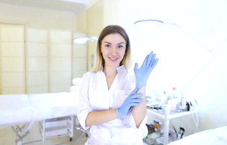 Девушка у косметолога