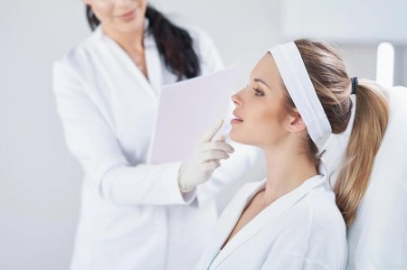 Врач красавица