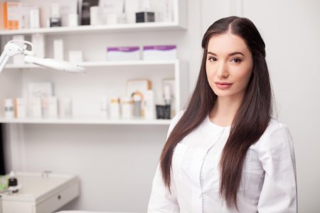 Девушка у косметолога