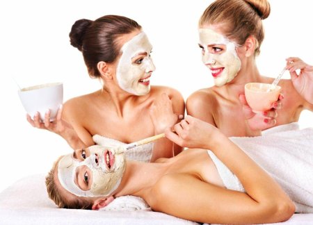 Девушка в косметической маске