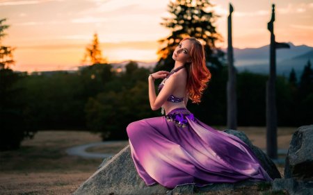 Девушка в сиреневом платье