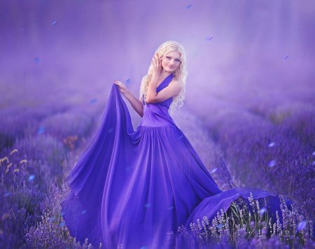 Девушка в сиреневом платье