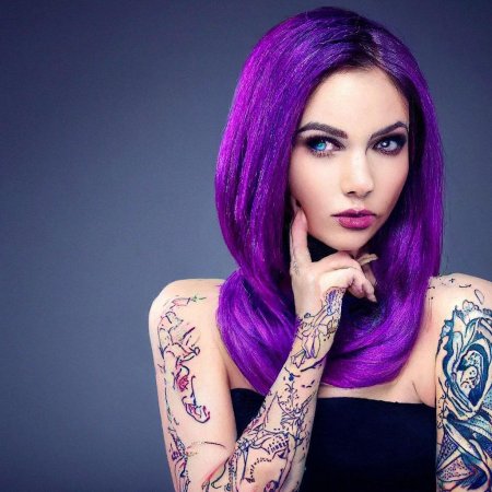 Девушка с татуировками