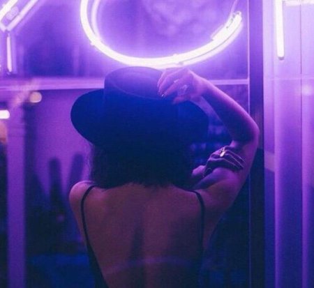 Девушка в неоне