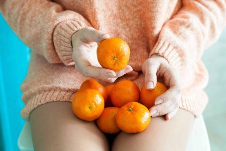 Мандарин в руке