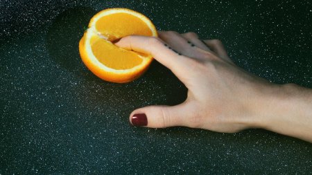 Пальцы в апельсине