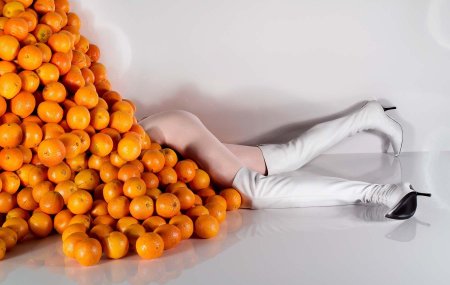 Девушка с мандаринами