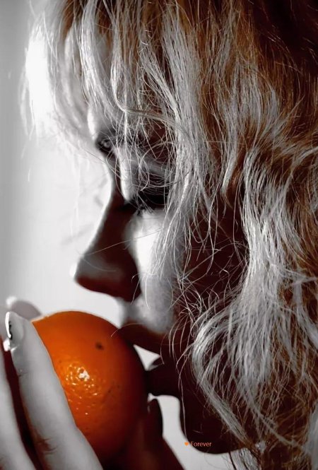 Девушка с мандаринами