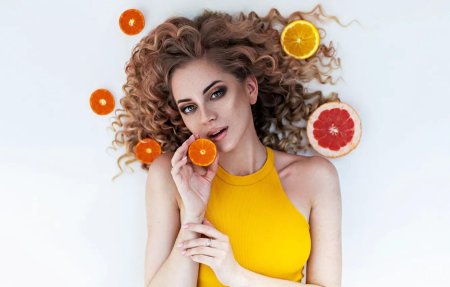 Девушка с апельсинами