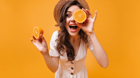 Девушка с фруктами