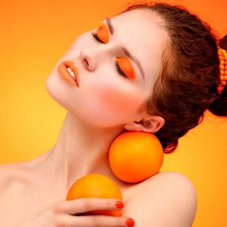 Девушка с мандаринами