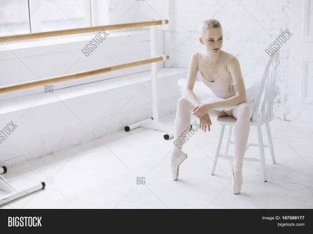 Балерина сидит