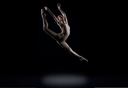 Танцовщица на черном фоне