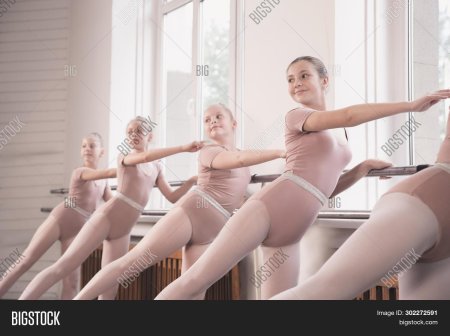 Юные балерины в купальниках