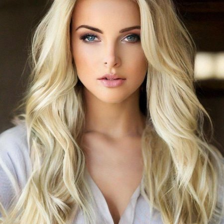 Красивая девушка блондинка