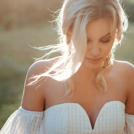 Милая девушка блондинка