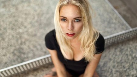 Миро Хоффман блондинка