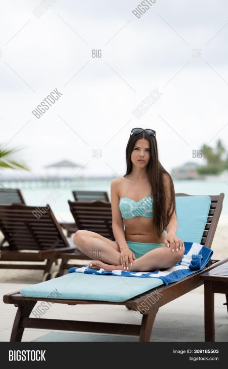 Девушка в купальнике сидит