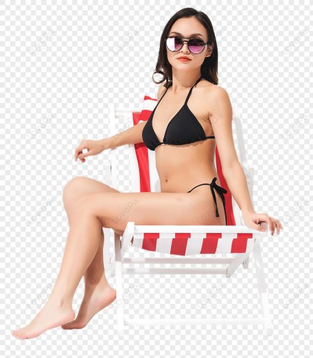 Девушка в бикини сидит