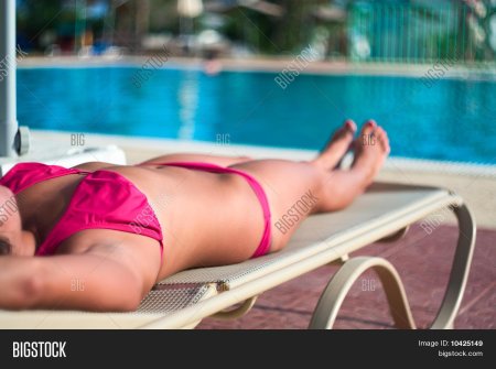 Лежа в купальнике