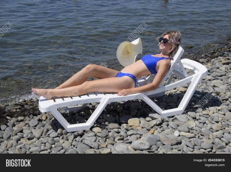 Блондинка на шезлонге