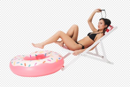 Девушка сидит на шезлонге