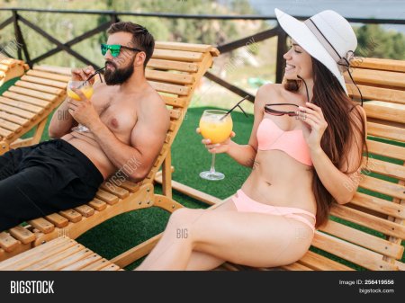 Парень и девушка в шезлонгах