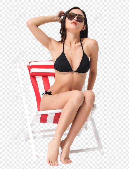 Девушка в купальнике на лежаке