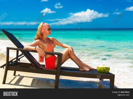 Девушка на шезлонге