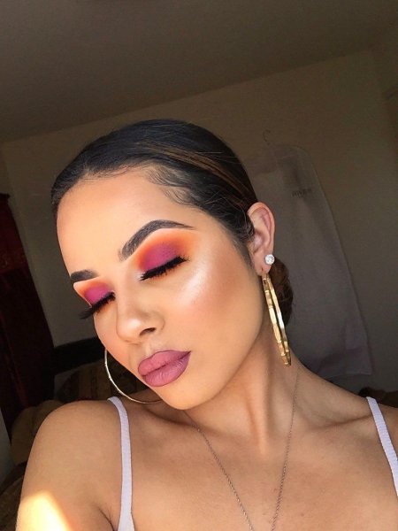 Яркие макияж