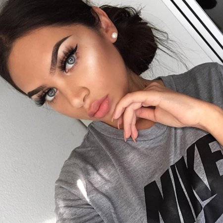 Брюнетки с серыми линзами