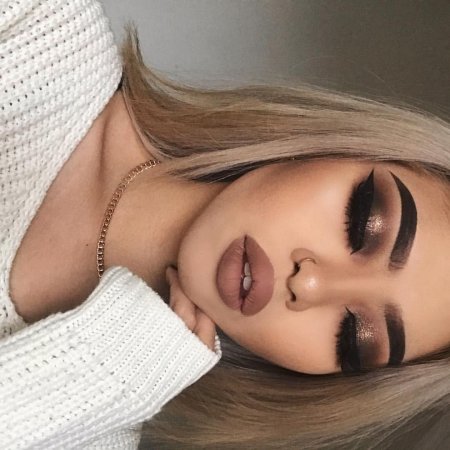 Блондинка с коричневой помадой