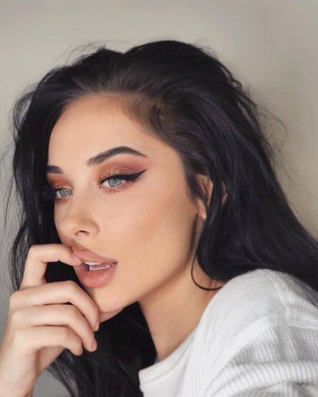 Девушка со стрелками на глазах